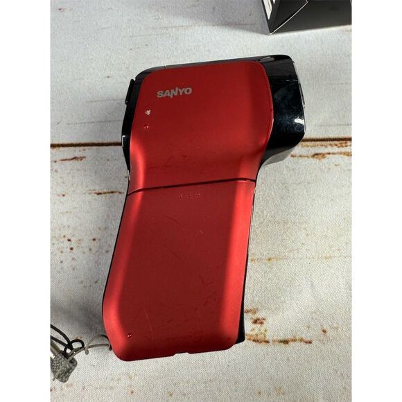 Sanyo Xacti CG10 Red – 10MP HD Camcorder, 5x Zoom, Charger - Picture 5 of 7